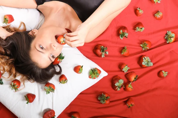 Äta en jordgubbe — Stockfoto